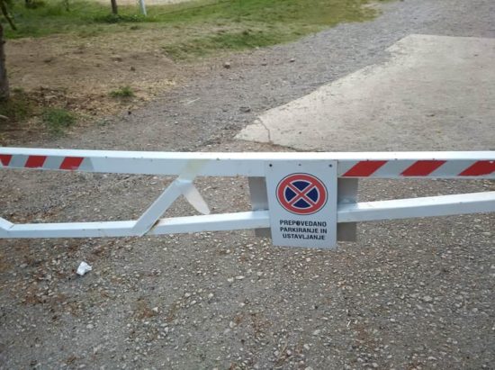 Smrt kopalca v Fiesi: reševalci zaradi zaklenjene zapornice niso mogli do moškega, ki je umiral, tudi defibrilatorja ni bilo