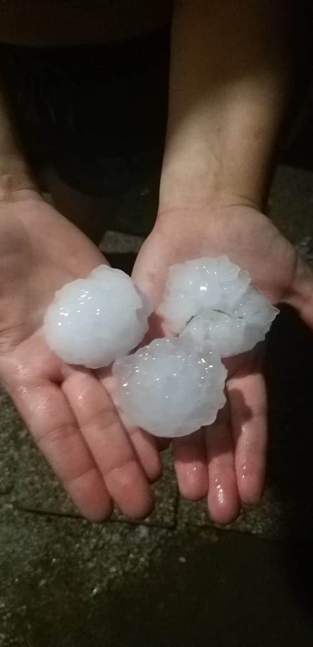 FOTO: Neurje s točo zajelo Slovenijo: Poškodovanih na desetine streh, zalivalo je domove, rušilo drevesa