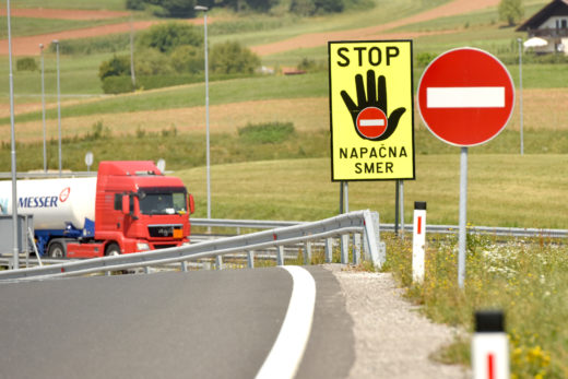 Na avtocesti obrnil in v napačno