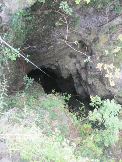 Velika podzemna akcija v Golobji jami, 30 nevarnih ubojnih sredstev