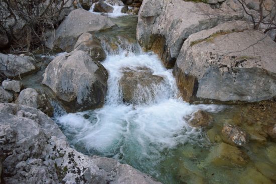 Mati umrla pred očmi sedemletnega fantka in soproga: Pri izviru se je hotela osvežiti…