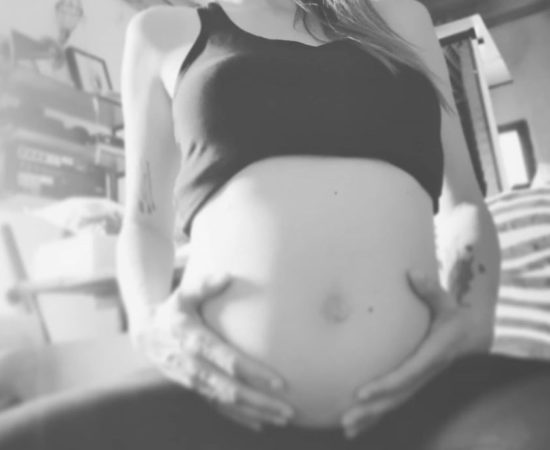 FOTO: Slovenska pevka pokazala nosečniški trebušček