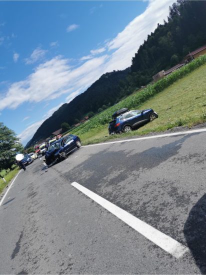 FOTO: Cesta je bila zaprta več ur, eno osebo iz pločevine izrezali