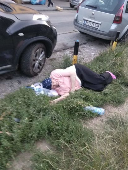 Strašna epidemija koronavirusa v Srbiji: Žensko (80) več ur pustili pred vrati bolnišnice, ljudje naj bi množično umirali doma