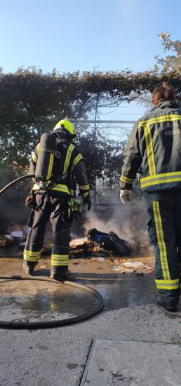 Grozen požar v Kopru, v stanovanju našli mačke in zajca, prišla policija