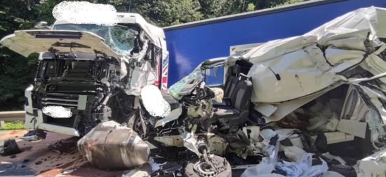 Na obvoznici se je prevrnil, reševali voznika