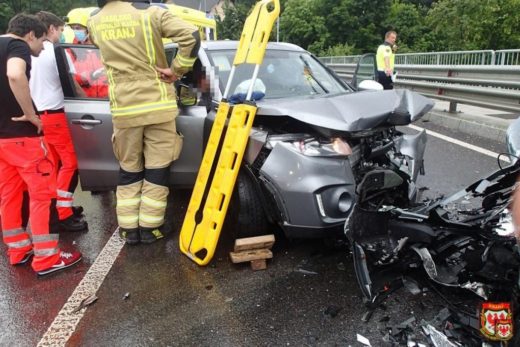 FOTO: Silovito trčenje v drevo za ograjo usodno za voznika avtomobila