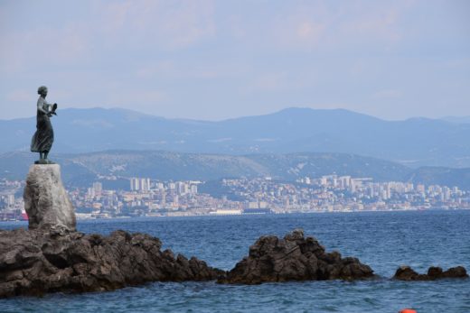 V morje vrgli človeka in napadli mladeniča, ki mu je skušal rešiti življenje: Če podivjam, bodo policaji morali streljati name