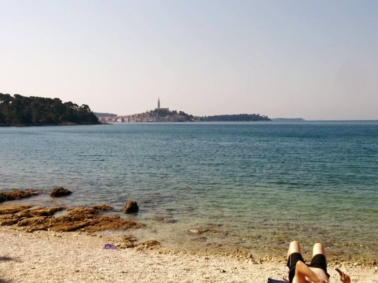 Strašno dogajanje v Istri: Privedli že tretjega moškega, ki je ob vodi prežal na gole otroke