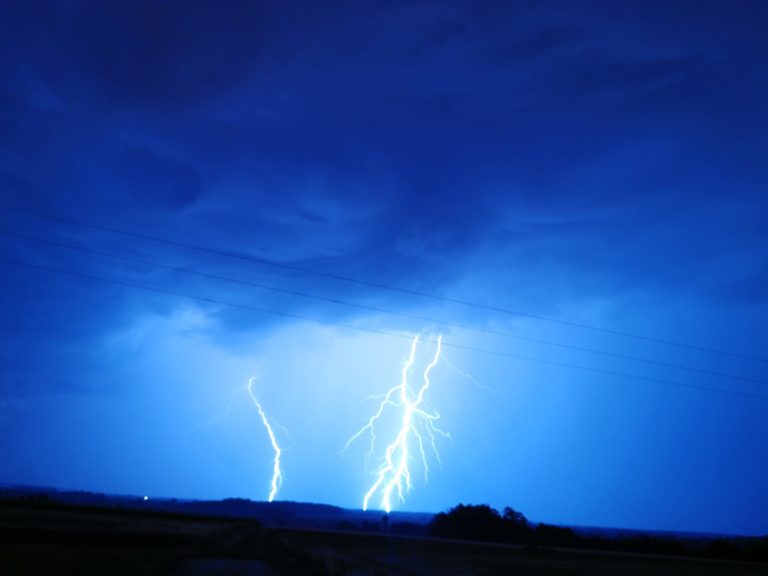 Vremenska motnja čez Slovenijo: toča, plazovi in porušena drevesa