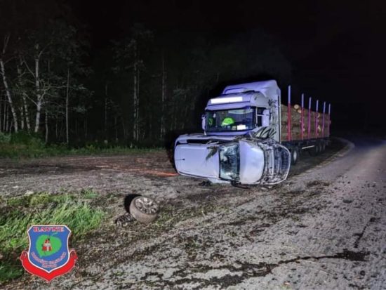 FOTO: Trčenje je bilo tako silovito, da je vozilu odtrgalo celotno kolo