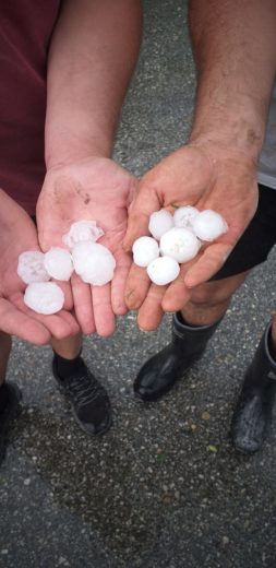 FOTO: Toča spet klestila, močan veter odkrival strehe in podrl semafor