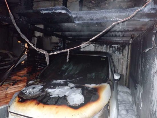 FOTO: Polnočna drama v Velenju, evakuirali stanovalce, vozila gorela