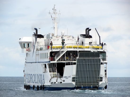 FOTO: Trajekt se je na Hrvaškem zaletel v obalo