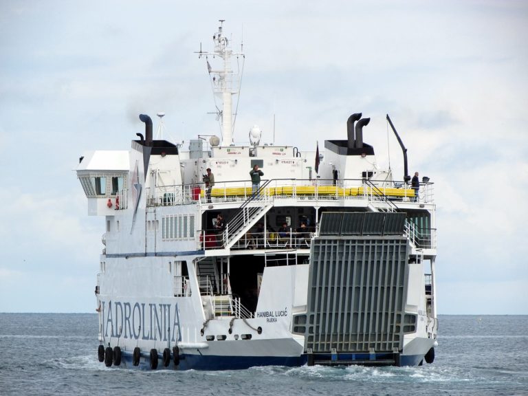 FOTO: Trajekt se je na Hrvaškem zaletel v obalo