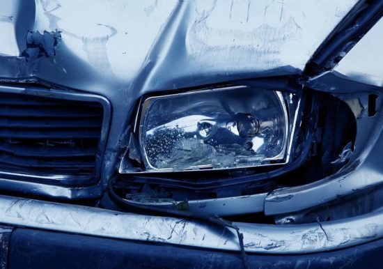 Huda nesreča, 21-letnica padla iz avta, umrla v bolnici