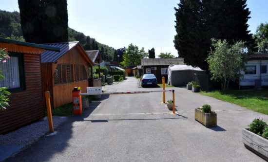 Grozno, kaj je počel možakar sredi avtokampa v Strunjanu! Ne samo, da se je valjal po tleh, tudi …