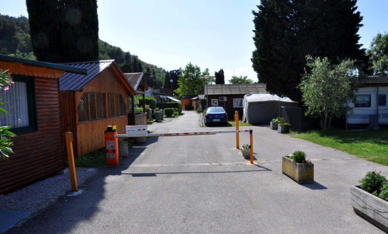 Grozno, kaj je počel možakar sredi avtokampa v Strunjanu! Ne samo, da se je valjal po tleh, tudi …