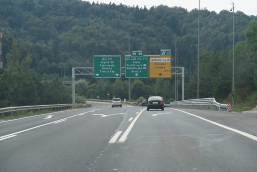 Drama na območju Škofljice, evakuirali okoli 30 oseb, ustavljen promet