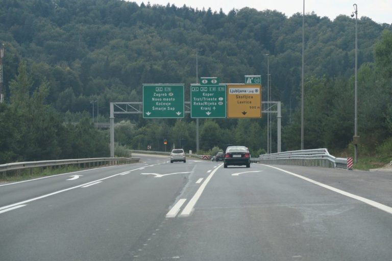 Drama na območju Škofljice, evakuirali okoli 30 oseb, ustavljen promet