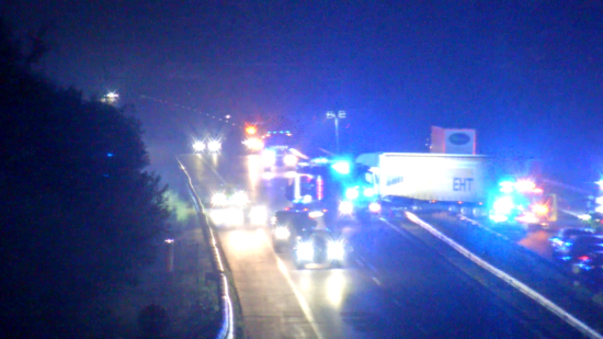 Na izvozu z avtoceste nesreča osebnega, kombiniranega in tovornega