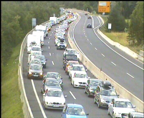 FOTO: Reka pločevine: Čakalna doba več kot 12 ur, zastoj tudi na regionalki