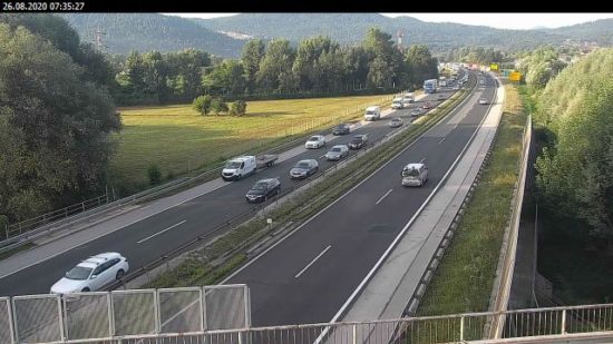 FOTO: Avtocesta blokirana, čakajo celo uro