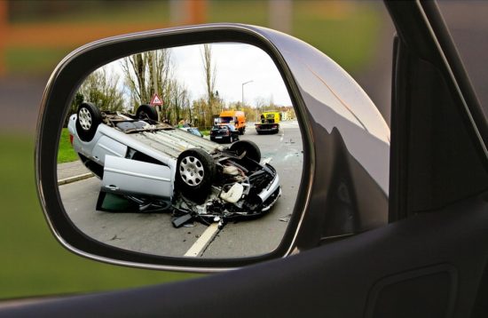 Zletel s ceste v nabrežino in vrtno lopo, ni preživel
