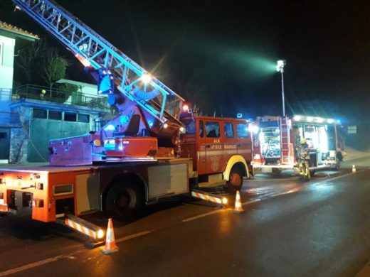 Gost dim se je širil po bloku, eno osebo odpeljali, ostale evakuirali