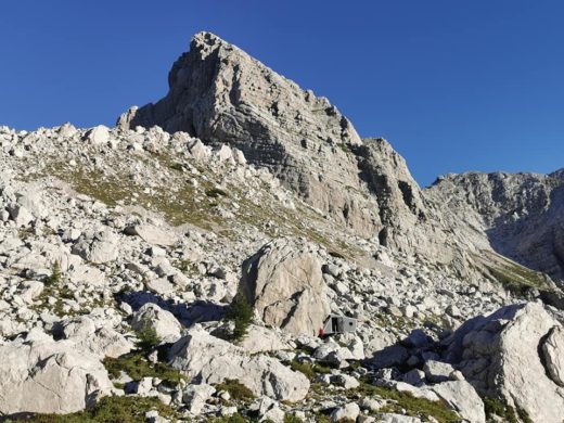 Odvalila se je skala, z enim alpinistom je hudo