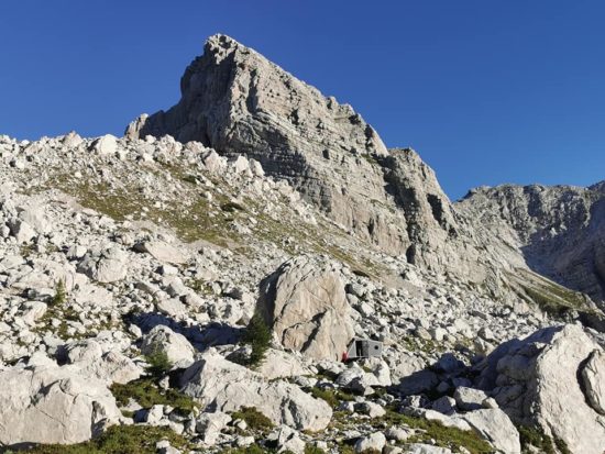 Odvalila se je skala, z enim alpinistom je hudo