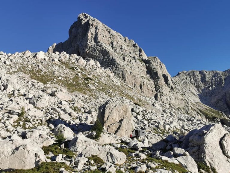 Odvalila se je skala, z enim alpinistom je hudo