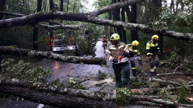 FOTO: Neurje udarilo po turističnih biserih: Neprevozne ceste, odkrite strehe domov, poškodovana infrastruktura