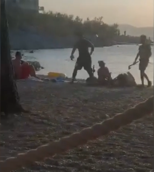 Strašni prizori iz Makarske: S sekiro nad turista