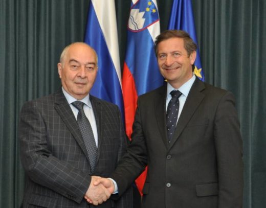 Ozadja rušilnih manevrov: Po demokratični poti deklasirani Erjavec vrača udarec s pomočjo ruske naveze