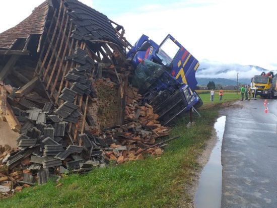 FOTO: S tovornjakom priletel v hišo