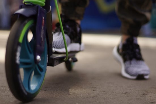 Usodna vožnja z električnim skirojem: plačal bo 1.280 evrov