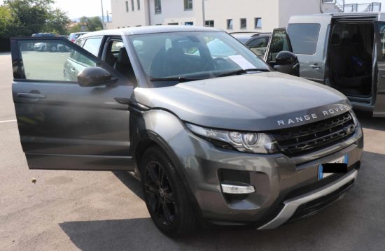 Policisti v luksuznem terencu naleteli na 6-letnega otroka