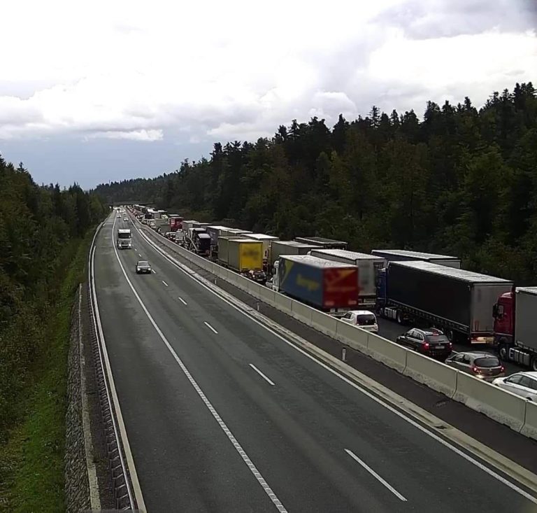 Množični nalet na avtocesti, Dars opozarja, na podaljšanje potovalnega časa za več kot uro