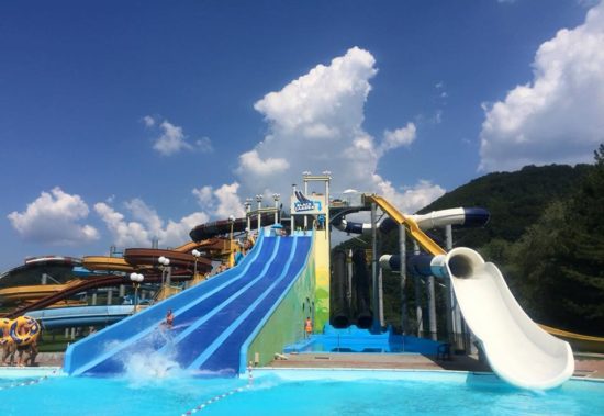 Mlajšo poškodovanko v kopališču rešili iz vode, na pomoč helikopter