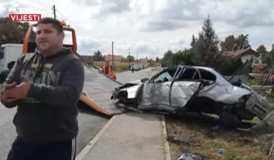Pijan vozil BMW in trčil v hišo. Pet mladih poškodovanih, trije so padli iz avtomobila