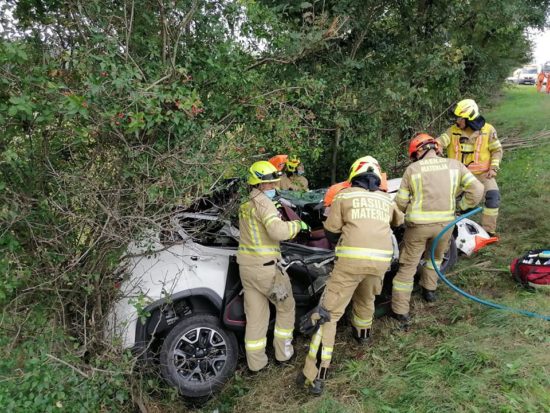 FOTO: Cesta blokirana več kot uro, sopotnica podlegla poškodbam