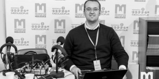 #Koronavirus: Bitko izgubil priljubljeni radijski voditelj: “Bil je mlad in zdrav, virus je bil premočan”