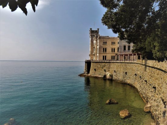 V Italiji pri priljubljenem gradu našli truplo Slovenke