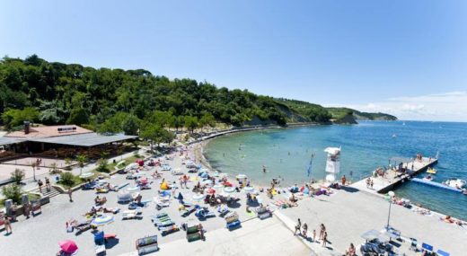 Iz morja potegnili utapljajočo se osebo