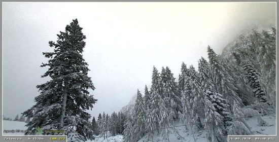 Noč prinaša padavine, ki lahko prinesejo tudi sneg, torkovo jutro bo mrzlo