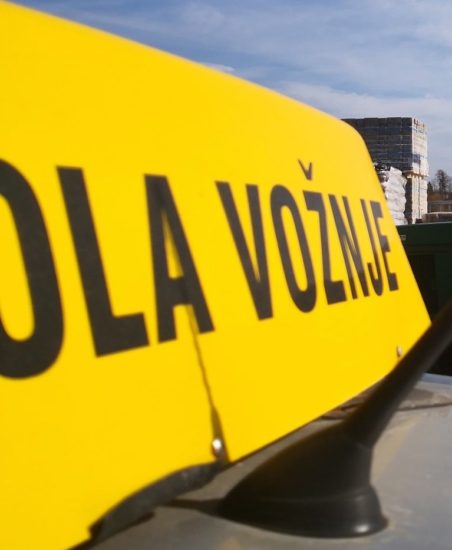 Srhljivka mlade voznice v šoli vožnje: Pijan in brez ustavljanja