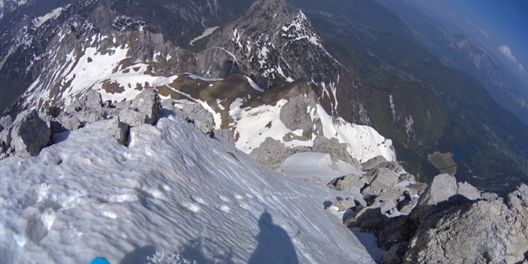 Na Mangartu planinka obtičala v snegu, aktivirali gorske reševalce