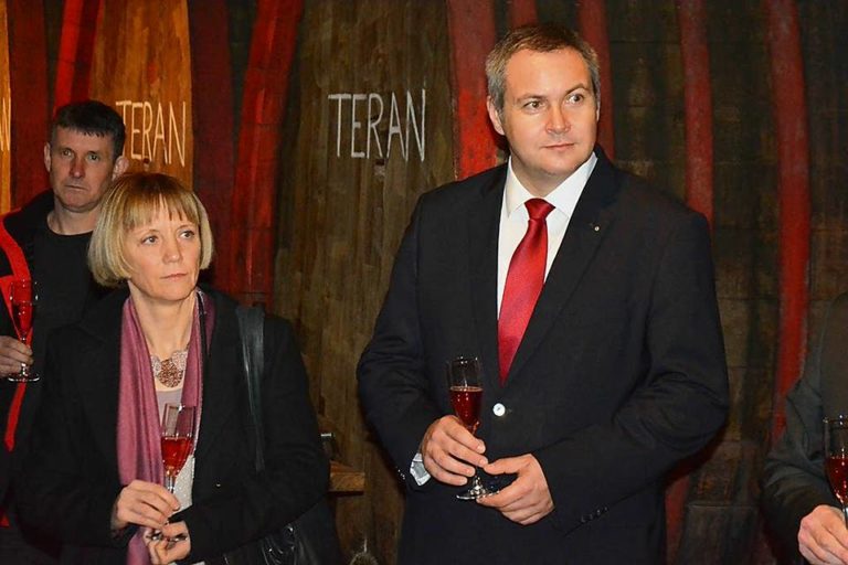 Odločitev je padla: Vidni politik SD je Sloveniji zavozil teran, bo za ves denar, ki ga je zavozil, prevzel odgovornost?!