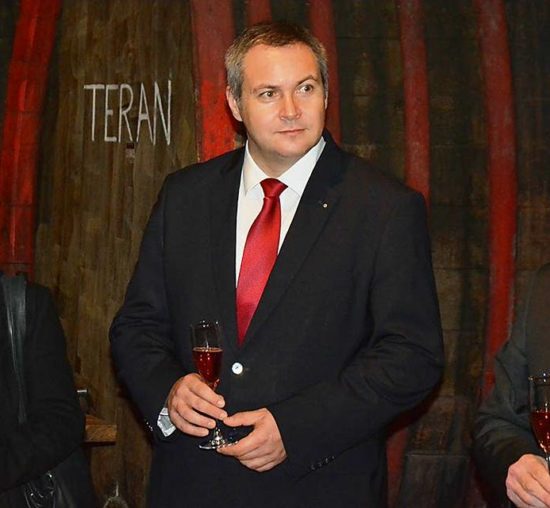 Odločitev je padla: Vidni politik SD je Sloveniji zavozil teran, bo za ves denar, ki ga je zavozil, prevzel odgovornost?!